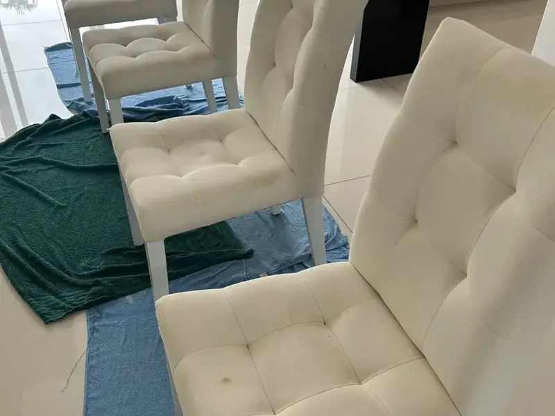 Cadeiras de jantar antes da higienização